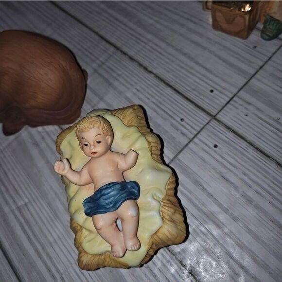 Vintage Traditions 12 Piece Porcelain Holiday Nativity Set Hand Painted #75177 - Picture 11 of 13